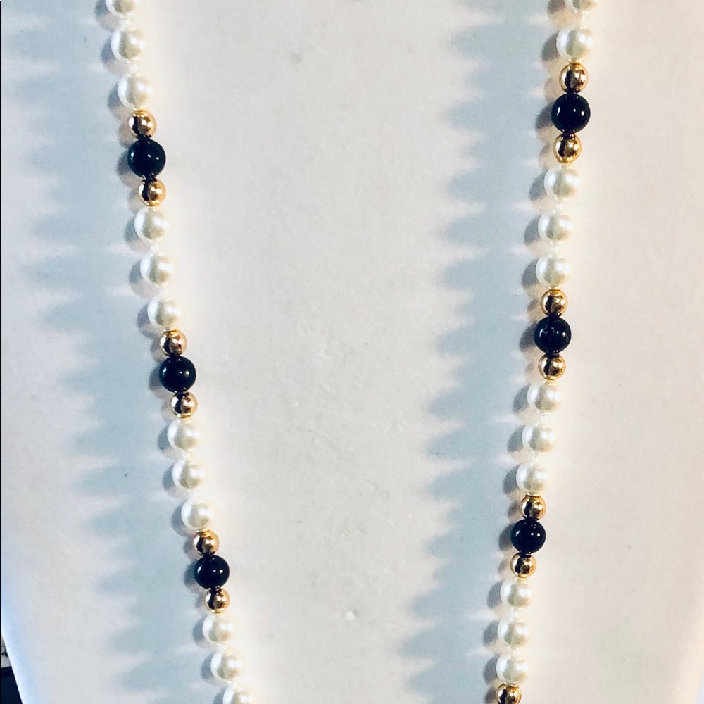 Vintage Black and White bead Necklace - Picture 2 of 7